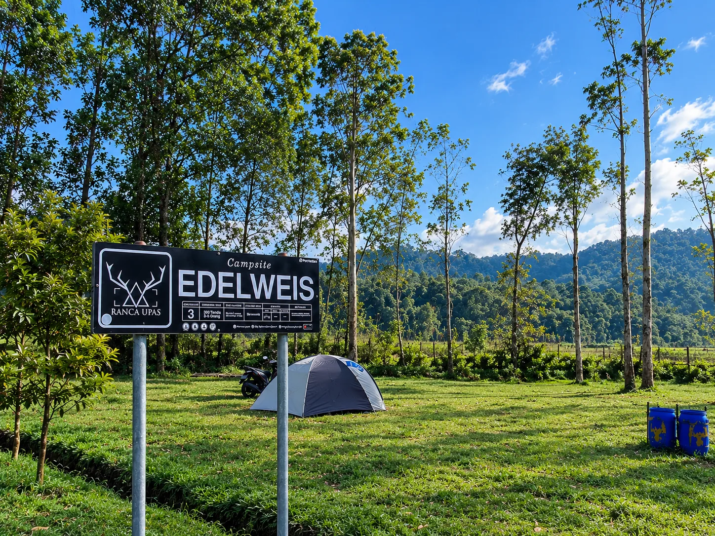 Papan Campsite Edelweis dengan tenda di area berumput