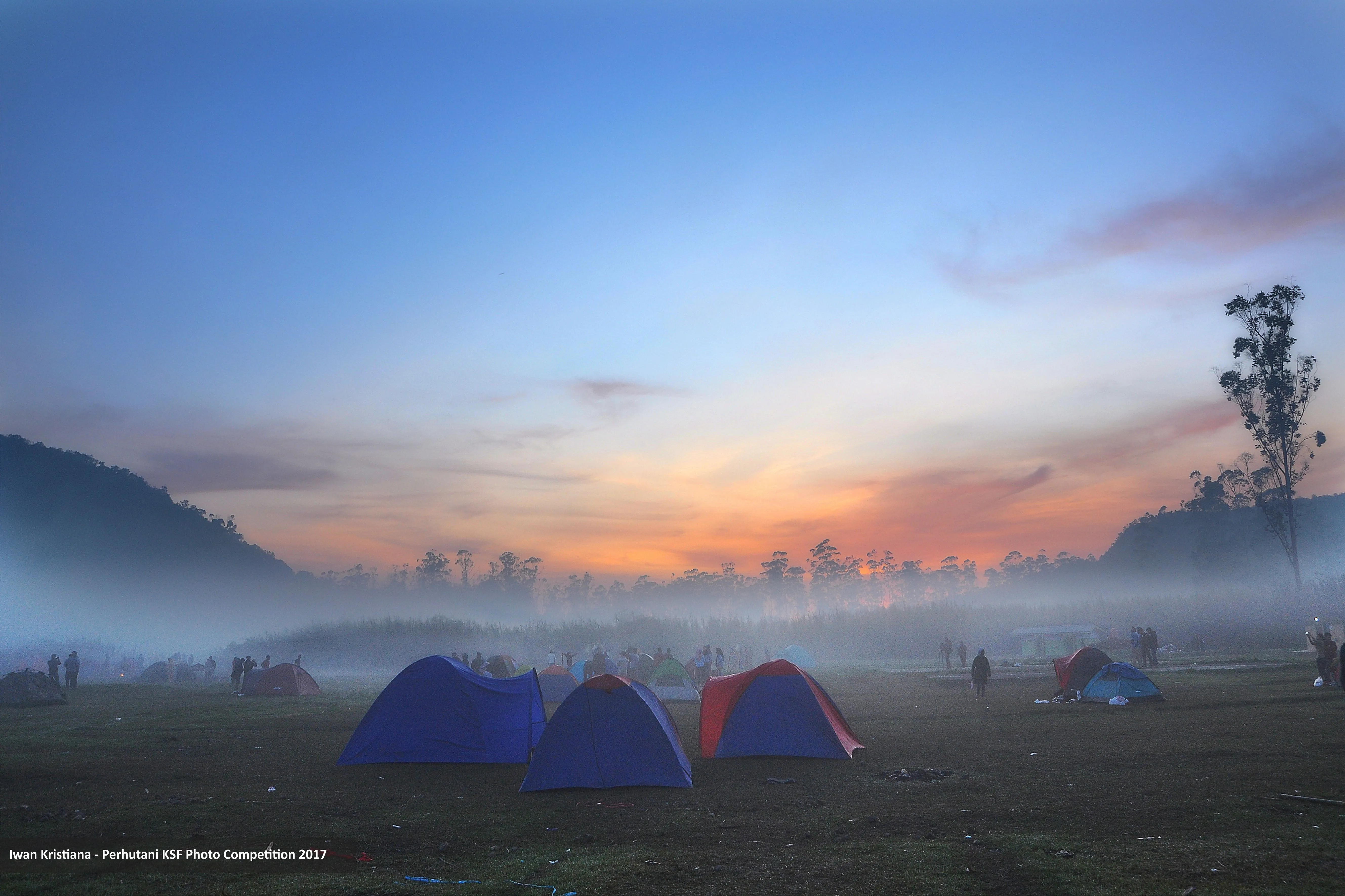 Langit senja di atas hamparan Savana dan pepohonan perbukitan
